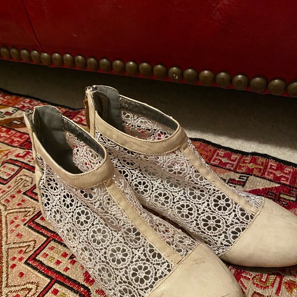 So cute Off white lace bootie Cri de Couer size 8 - Picture 2 of 2